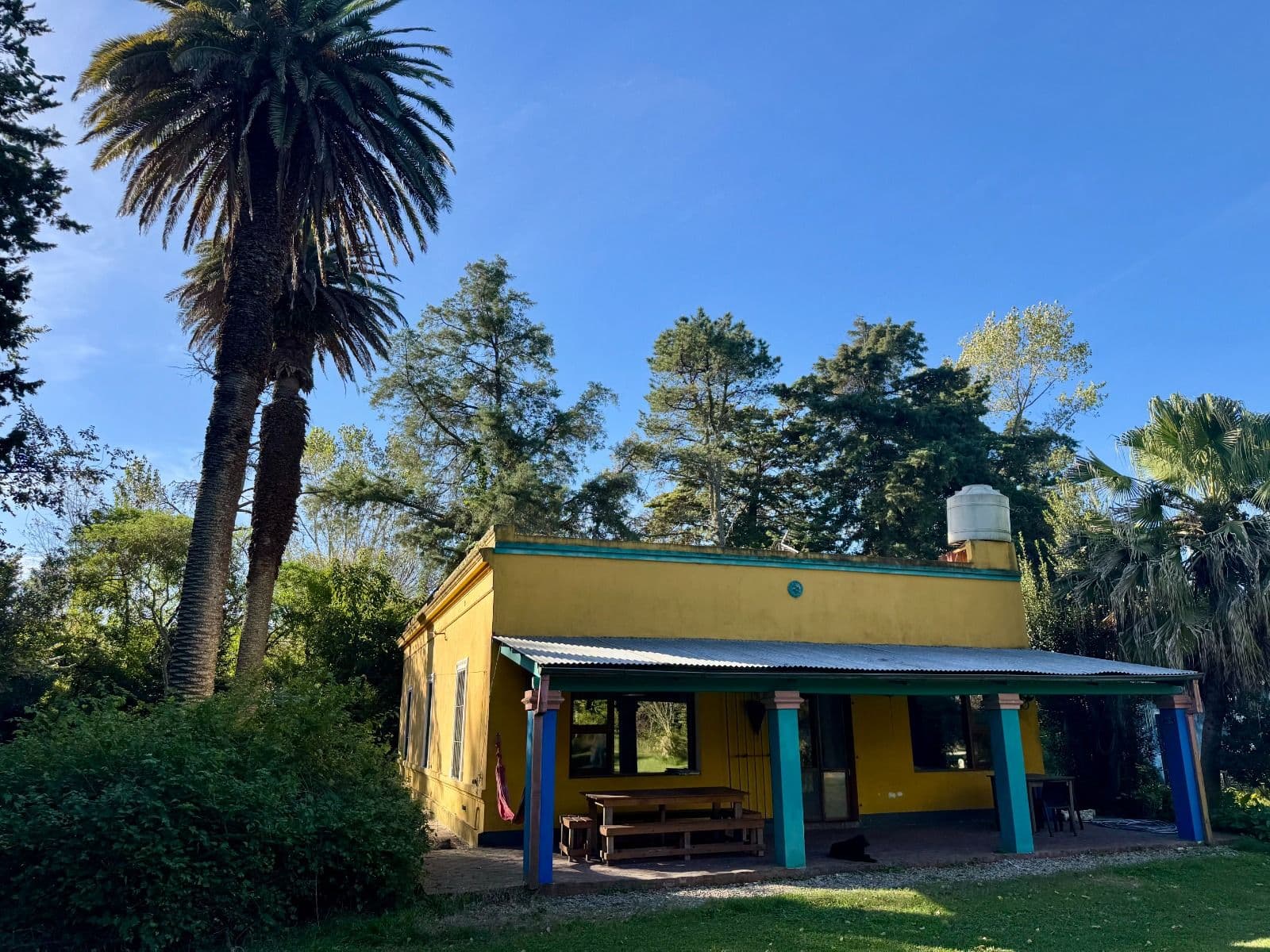 Casa quinta con galería y palmeras en Cacique Catriel, Chascomús