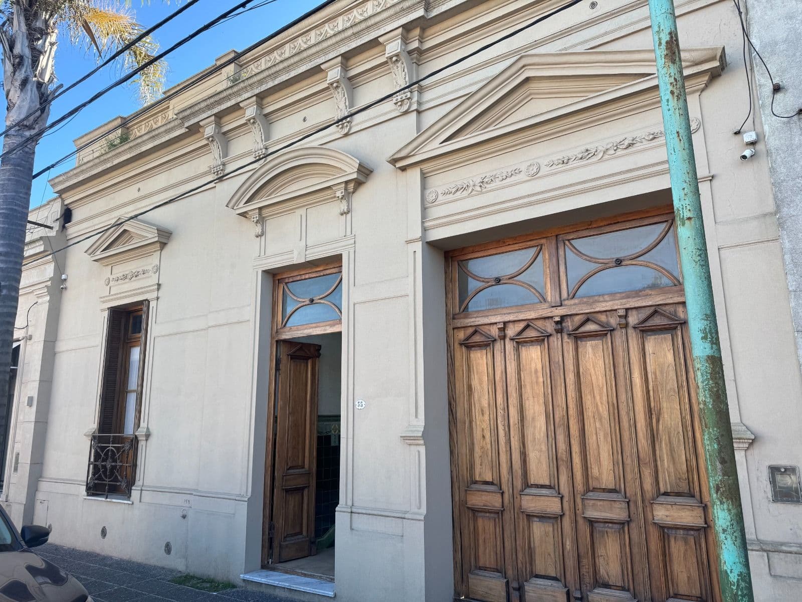Fachada de casa clásica en Olavarría 55, Dolores