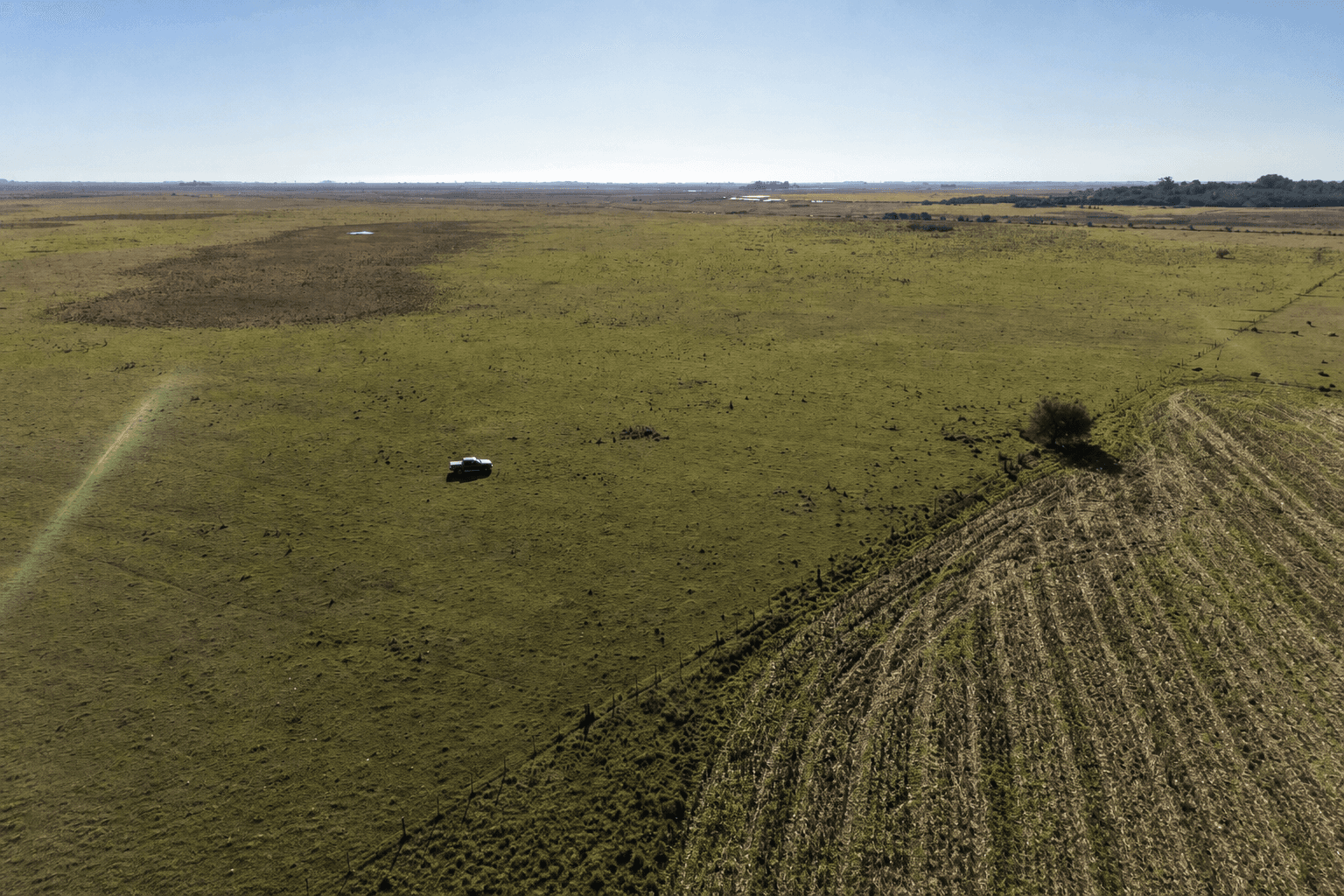 Vista aérea del Campo Dos Talas con camioneta en el lote, Dolores