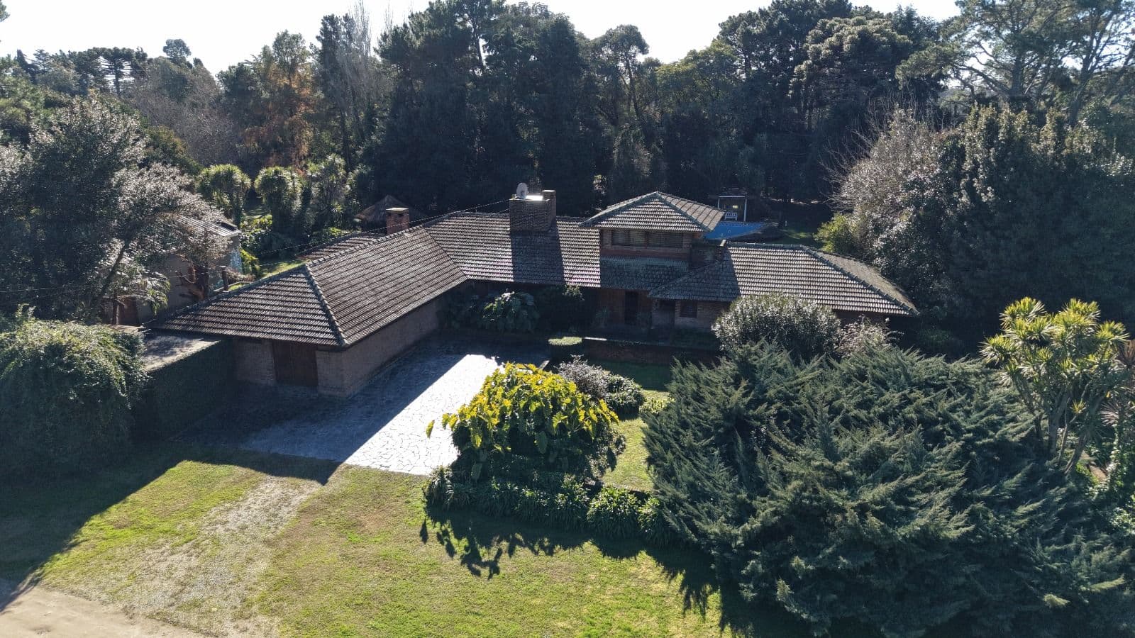 Vista aérea de casa quinta con parque en Dolores