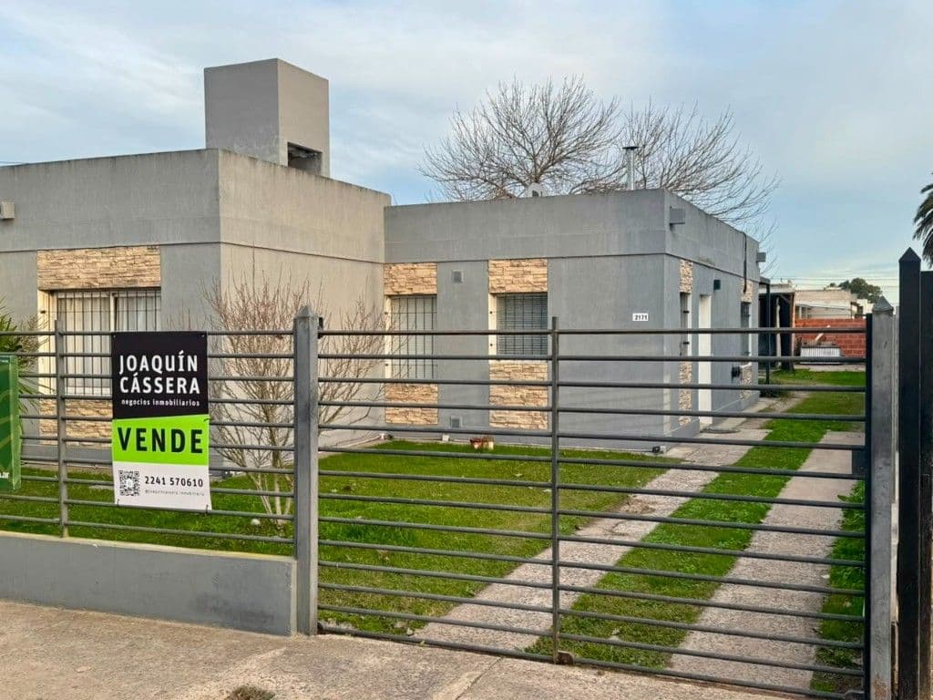 Fachada de casa Nº 2171 con cartel de venta en Ranchos